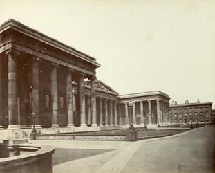 Eksteriør av British Museum, Great Russell Street, London, 1887