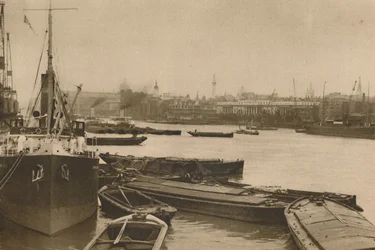 Trofaste skip som tjener Londons behov: bassenget fra Custom House til Billingsgate, c1935.