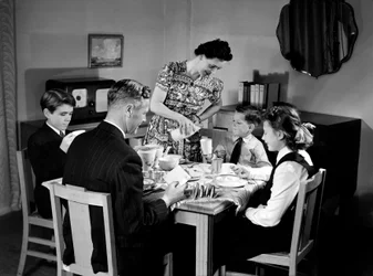 Familie til frokost, ca 1948