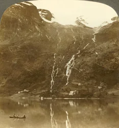 Gårdshusene til Yri ligger ved fjellbasen - Yri faller på isbreen, Norge, c1905.