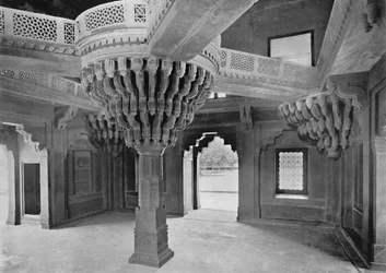 Fatehpur Sikri. Søyle i Dewan-i-Khas, c1910.