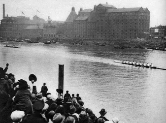 Avslutning av Oxford og Cambridge Boat Race, London, 1926-1927