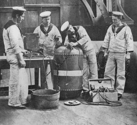 Montering av en elektrisk kontaktgruve, 1914
