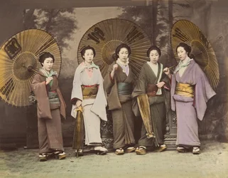 [Fem japanske kvinner i tradisjonell kjole med parasoller], 1870-tallet.