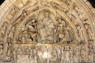 Fleury klosterbasilika nordport tympanon: Kristus i herlighet omgitt av evangelister Saint Benoit sur Loire Frankrike