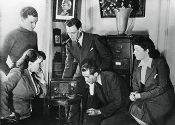 Franske borgere lytter til en sending av Vichy visepremier Admiral Darlan, 23. mai, 1941