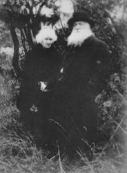 Den franske billedhuggeren Auguste Rodin fotografert i parken til villaen hans i Meudon, 1916, 1939