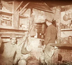 Franske soldater på fanget tyske offisererkjøkken, c1914-c1918