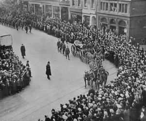 Begravelsesprosesjon, med full militær utmerkelse, av kapteinen på Blucher, 1915.