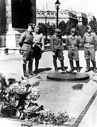Tyske soldater ved graven til den ukjente soldaten ved Triumfbuen, Paris, desember 1940