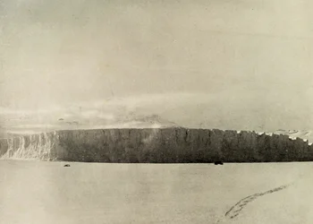 Isbre sør for Cape Barne, med motor som reiser på havisen, c1908, 1909.