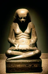 Granittstatue av en sittende gammelegyptisk skriver, fra Karnak, 1718. dynastiet, ca 1500 f.Kr.