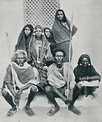 Gruppe av Danakil menn og kvinner fra den italienske havnen, Assab Bay, Eritrea, 1912