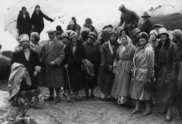 Gruppe turister på besøk i Svartisen, Nord-Norge, 1929