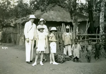 Gruppeportrett av europeere og lokalbefolkning, Sierra Leone, 1900-tallet