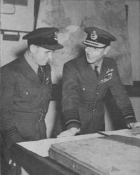 H.M. Kongen lærer detaljer om R.A.F. raid på Ruhr-demningene 17. mai 1943, 1943-44