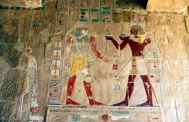 Hatshepsut, dronning av Egypt, presenterer et offer til guden Horus