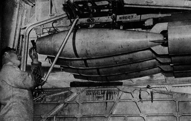 Tunge bomber i stativene til en RAF Short Sunderland flybåt, c1940 1943
