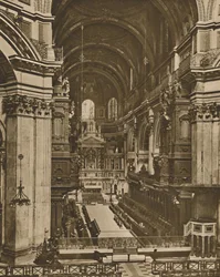 Høyalteret til St. Pauls sett ned i korets lange utsikt, c1935.