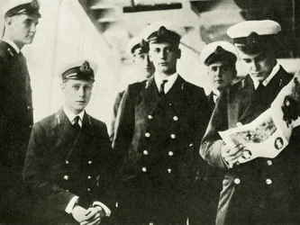 Hans Majestet satt blant hans medkadetter, c1910-årene, 1937.