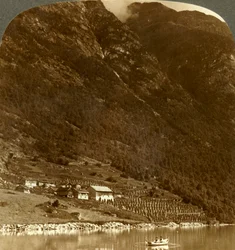 Hogrending gård, ved fjellbasen, på østsiden av Loensjøen, Norge, c1905.