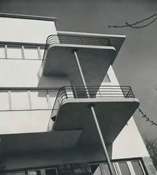Hus for to familier i Budapest, Romania, 1933