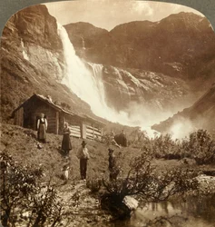 Ydmykt fjellhjem ved foten av klippene der Skiaeggedalsfallene hopper 525 fot, Norge, ca 1905.