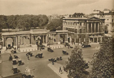 Hyde Park-hjørnet med den trippelbuegangen som fører til Royal Park som viser Apsley House, c1935.