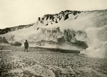 Isblomster på nydannet sjøis tidlig om vinteren, c1908, 1909.