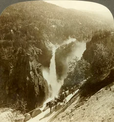 Imponerende skjønnhet på sprøytedekkede Rjukanfos, den skummende høsten, Norge, c1905.