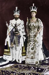 Våren 1910 døde kong Edward VII, i mars 1911 ble kong George V kronet, 1911, 1945