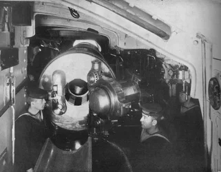 Inne i Barbette av et slagskip som viser den åpnede sluttstykket til en 135 tommers pistol, 1914