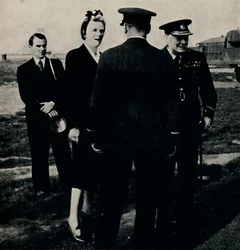 Inspiserer R.A.F. Etablering, 1940-tallet, 1945.
