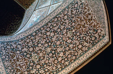 Interiør av en bue, moskeen til Sheikh Lutfullah, Isfahan, Persia, c1615