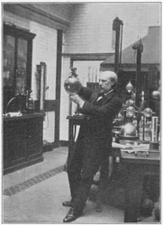 James Dewar , skotsk kjemiker og fysiker i laboratoriet hans, c1890