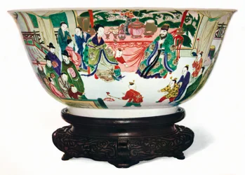 Kangxi Period Famille Verte skål med en scene av det keiserlige hoff, kinesisk, c1705