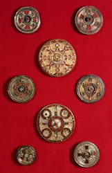 Kentish Circular Jeweled Brooches, angelsaksisk, ca. 600-650 (gull, skall, granater og farget glass)
