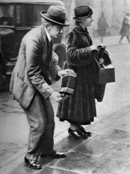 Concertina-spiller på kantlinjen, Holborn, London, 1926-1927