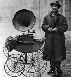 Kantstein-side grammofonspiller, Holborn, London, 1926-1927