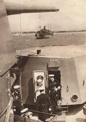 Kong George VI i våpentårnet til H.M.S Southampton, 1937