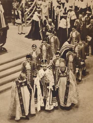 Kong George VI forlater klosteret 12. mai 1937
