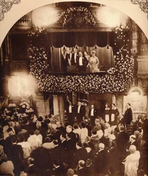 King George V og Queen Mary ved en Royal Command Variety-forestilling, 1920- eller 1930-tallet 1935