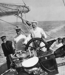 Kong George V ved roret på sin yacht Britannia, c1930-tallet
