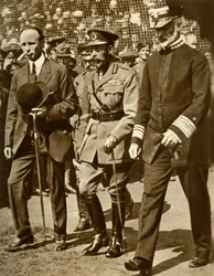 Kong George V deltar på en baseballkamp på Stamford Bridge, London, 1935.