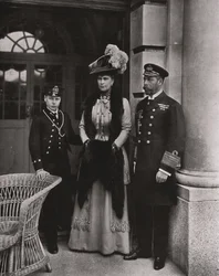 Kong George og dronning Mary med sønnen prins Edward, mai 1910.