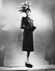 La femme chic, antrekk av den franske motedesigneren Jacques Fath, Paris, januar 1943