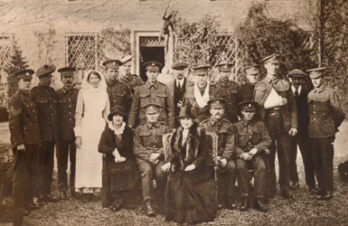 Lady Elizabeth med grevinne av Strathmore og rekonvalesent sårede soldater, 1916