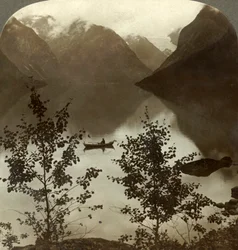 Loensjøen - matet av isbreer på sine skydekkede fjellkyster - Norge, c1905.