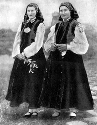 Latviske kvinner i tradisjonell drakt, 1936