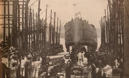 Lansering av H.M.S. Løve i august, 1910, c1910, 1935